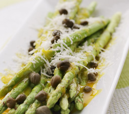 Grillede asparges med kapers og parmesan